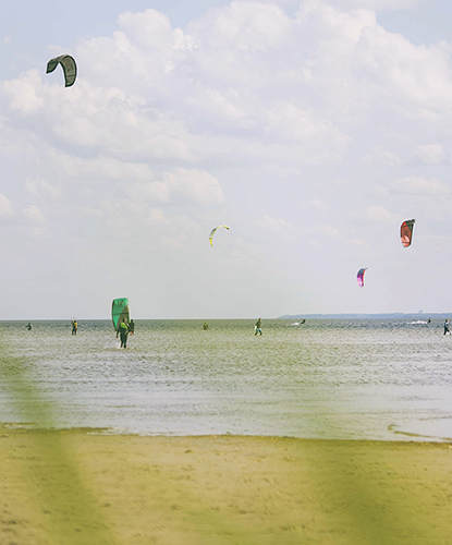Kitesurferzy na Zatoce Puckiej podczas słonecznego dnia 